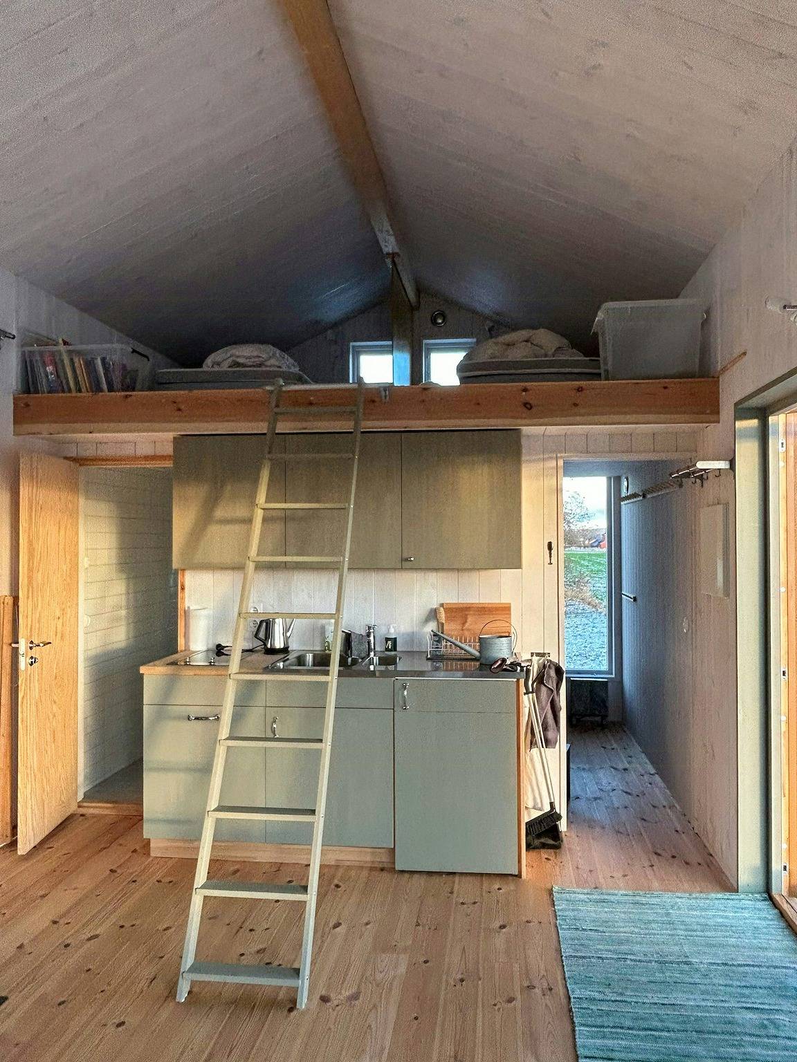 Kleines Haus zwischen Apfelbäumen in der Nähe des Vätternsees in Ödeshög, Vättern