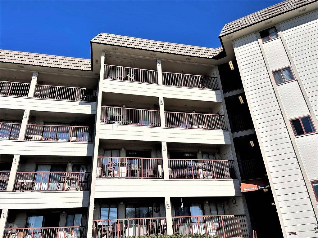 Ganze Wohnung, Oceanfront 3rd Floor Villa at Admiral's Row - Stunning Beach Views in Beaufort County