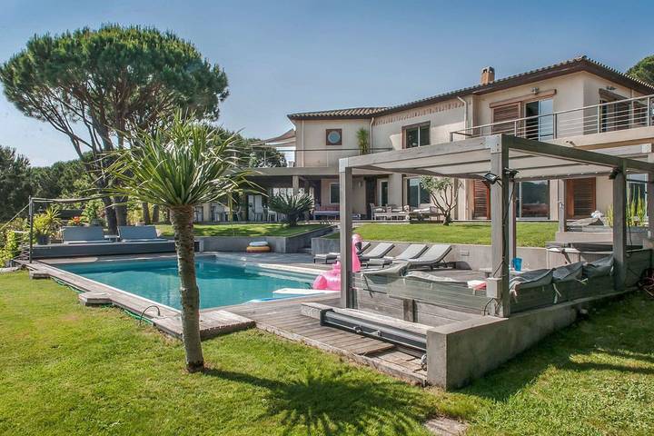 Villa pour 10 personnes, avec jardin ainsi que terrasse et jacuzzi à La Croix-Valmer