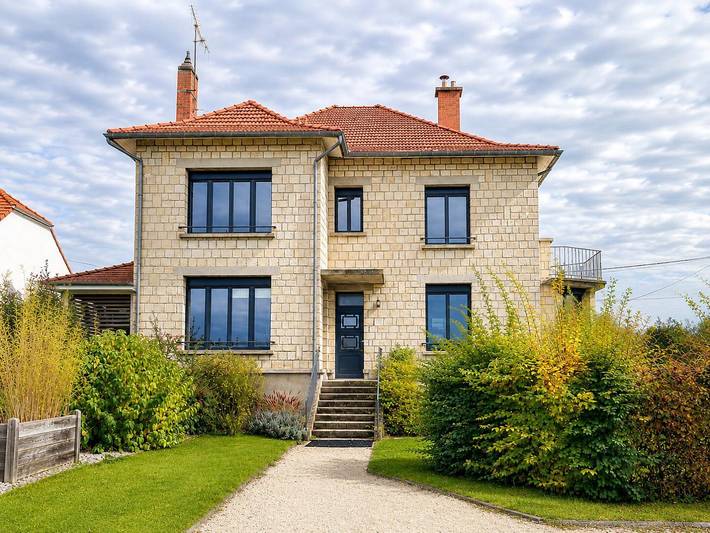 Gîte pour 12 personnes, avec Jacuzzi ainsi que Terrasse et Jardin dans Pogny