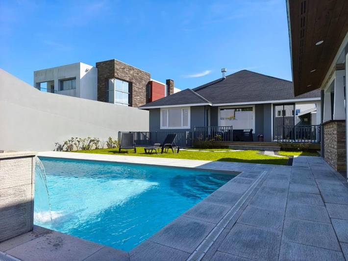 Location de vacances pour 6 personnes, avec Terrasse et Jardin ainsi que Piscine et Vue dans Água de Alto