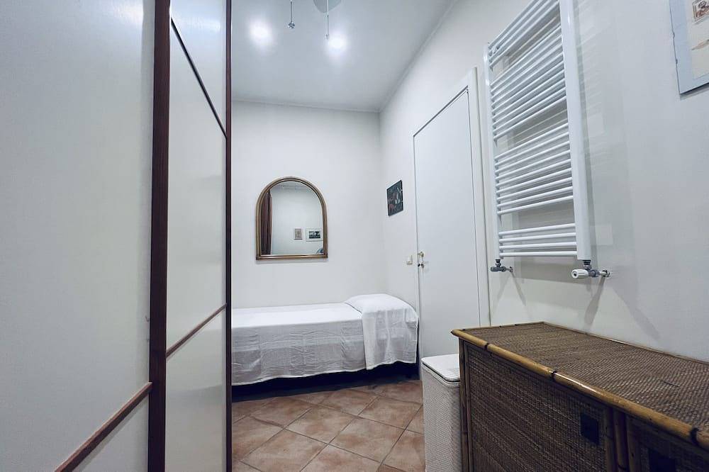 Entire apartment, Maria's Cozy House&Garden in Santa Marinella, Rome Province