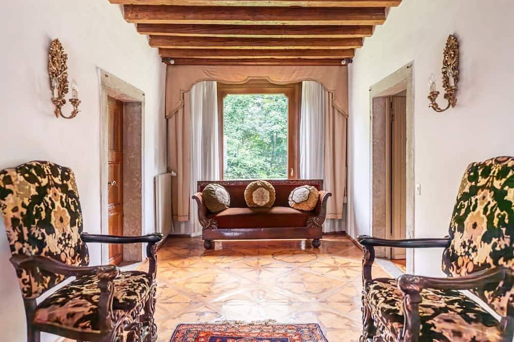 Entire apartment, Guesthost - Elegant 350 sqm apartment for 6 people, located on two levels of a historic 18th century villa. The villa, with fine furnishings and frescoed galleries, will enchant you with its rooms, where history and comfort blend to give you an unforgett in Belluno, Schiara