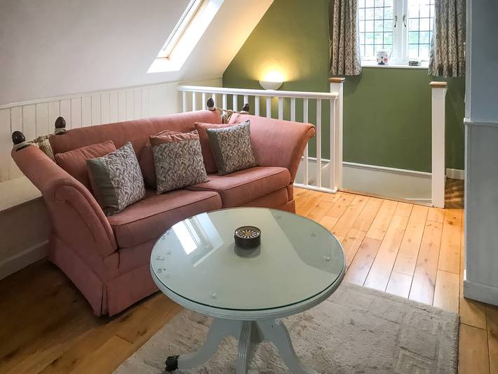 Log cabin for 3 people, with garden, with pets in West Sussex