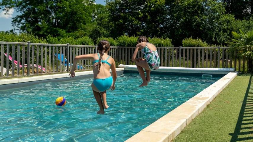 Camping pour 3 personnes, avec piscine dans Allier