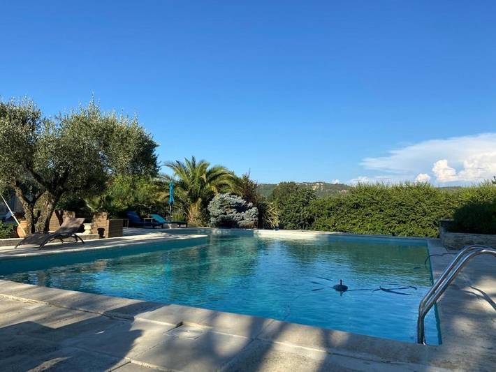 Appartement de vacances pour 2 personnes, avec piscine ainsi que jardin et vue