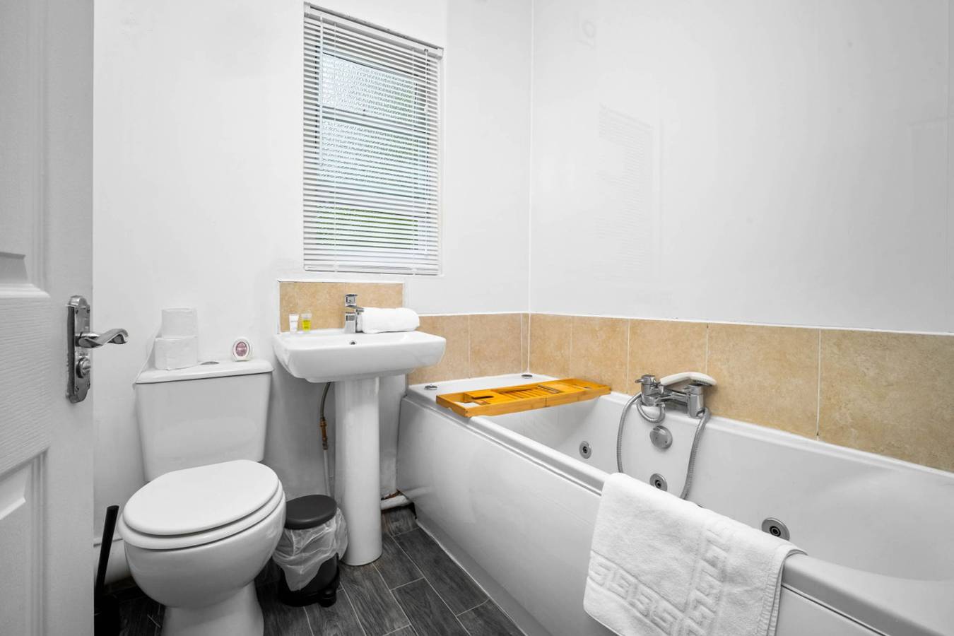 Entire apartment, Stylish Apartment  - Fast Wifi - Wolverhampton in Wolverhampton, Birmingham Area