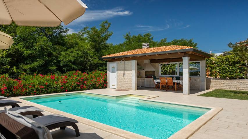 Villa für 8 Personen, mit Terrasse und Garten in Kaštel (Plovanija)