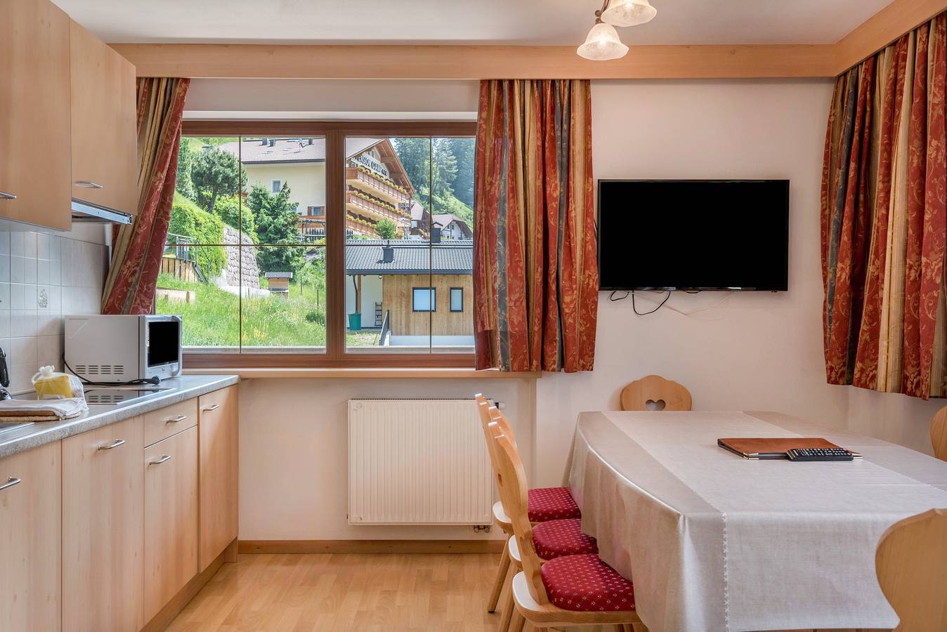 Ganze Wohnung, Ferienwohnung 'Hotel Residenz Gardena Stevia 200' mit Bergblick, Garten und Wlan in St. Christina in Gröden, Dolomiti Superski