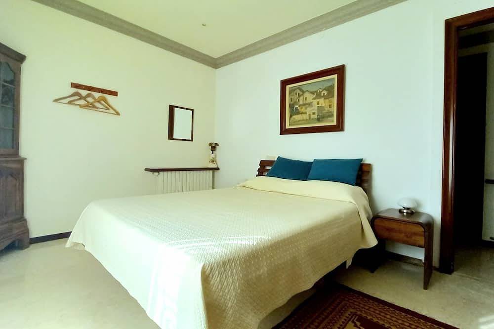 Apartamento entero, Apartment for 3 in villa, garden, pool, satellite Tv, 10 minutes walk to the beach in Altafulla, Costa Dorada