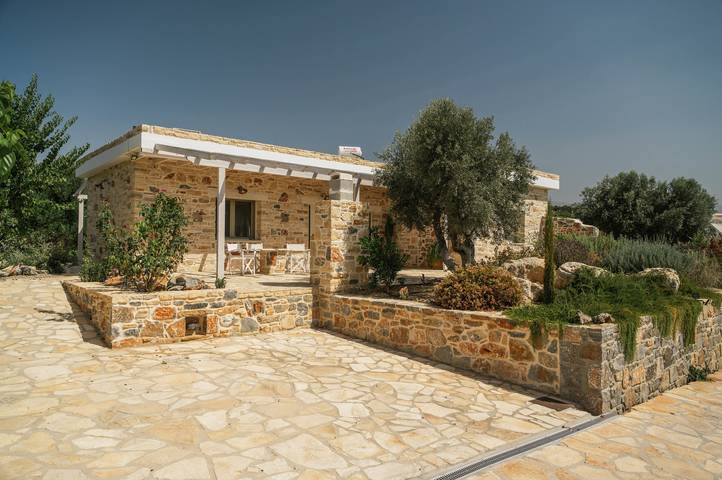Ferienhaus für 4 Personen, mit Terrasse und Garten in Pitsidia
