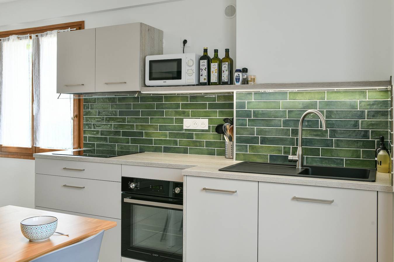 Entire apartment, Apartment 'Le Relai Des Gayots' with Mountain View, Terrace and Wi-Fi in Châteauneuf (Savoie), Chambéry region