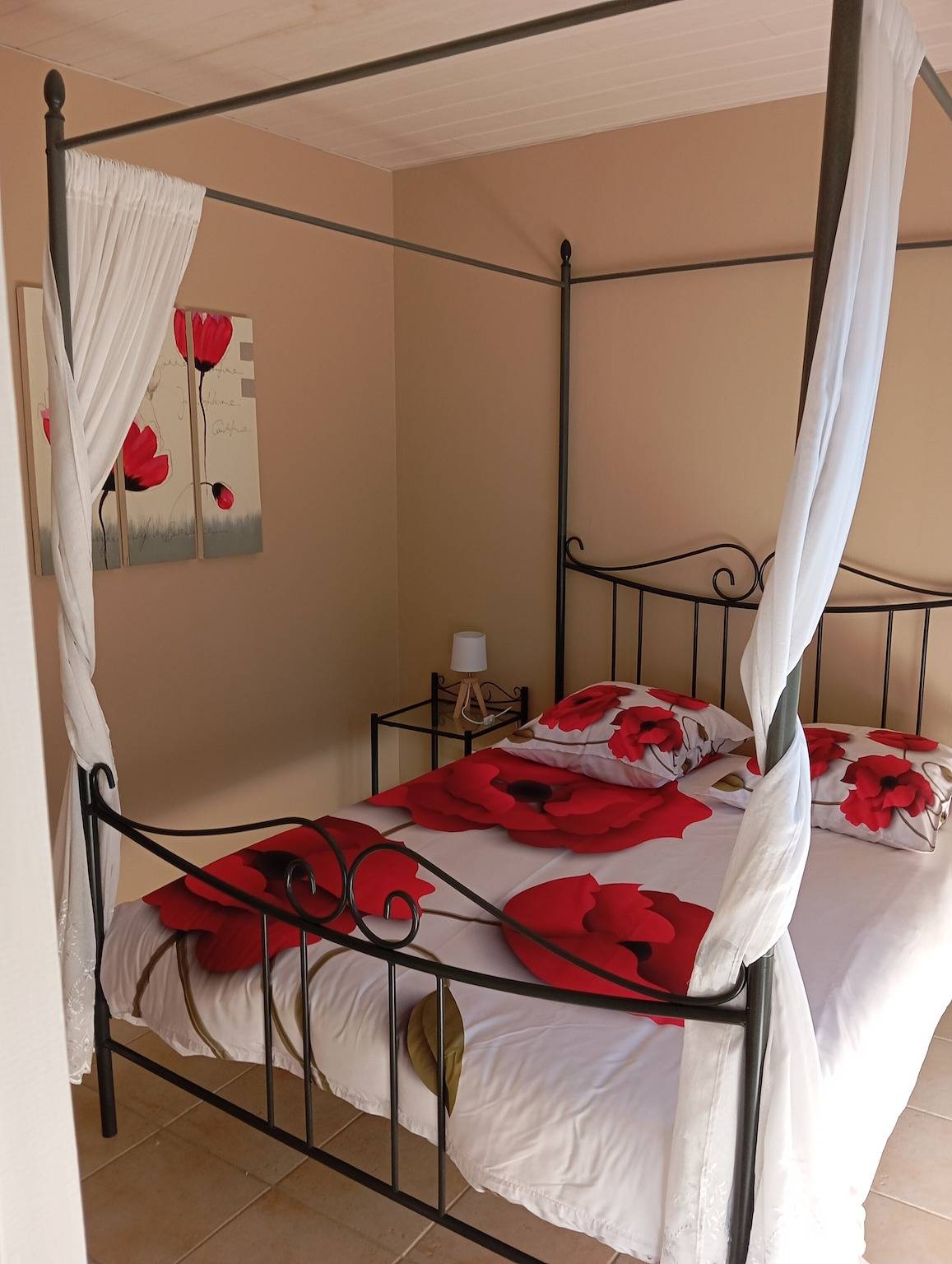 Cabaña 'Gîte Coquelicot' con piscina compartida, Wi-Fi y aire acondicionado in Pradons, Ardèche