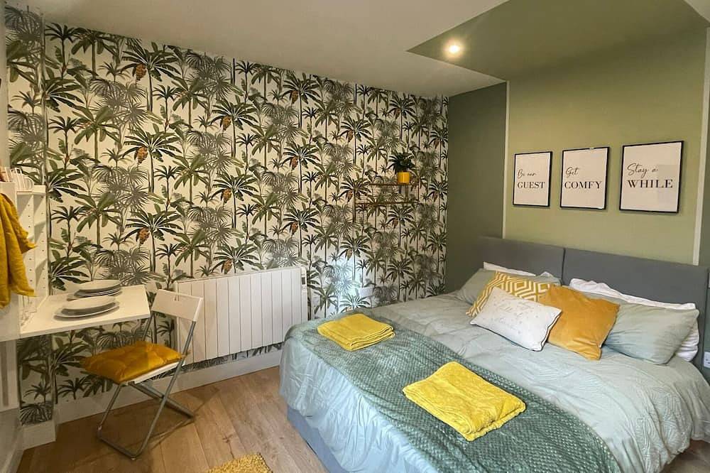 Entire apartment, Market 1 King  Bed, Deluxe Town Centre Studio in Northampton, Northamptonshire