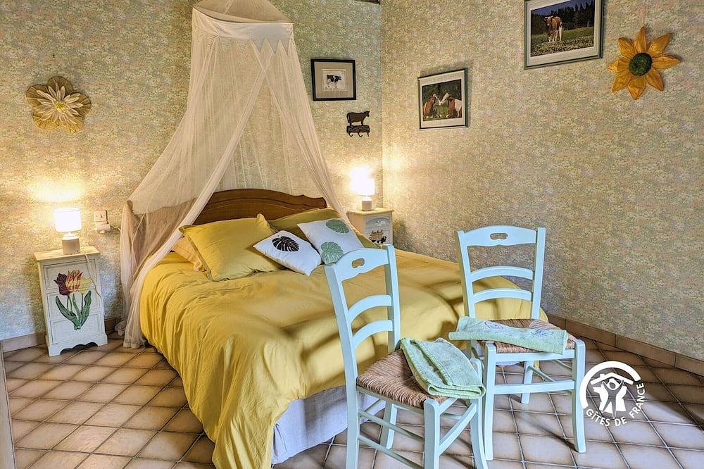 Gîte familial 3 chambres avec étang privé, terrasse, activités nautiques et commerces à proximité in La Selle-Craonnaise, Mayenne