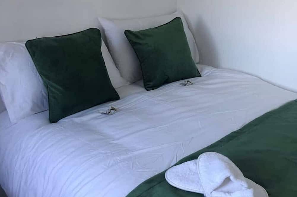 Entire apartment, Luxury Glamping Pod + Private Hot Tub, Bbq | North Coast Northern Ireland in County Antrim