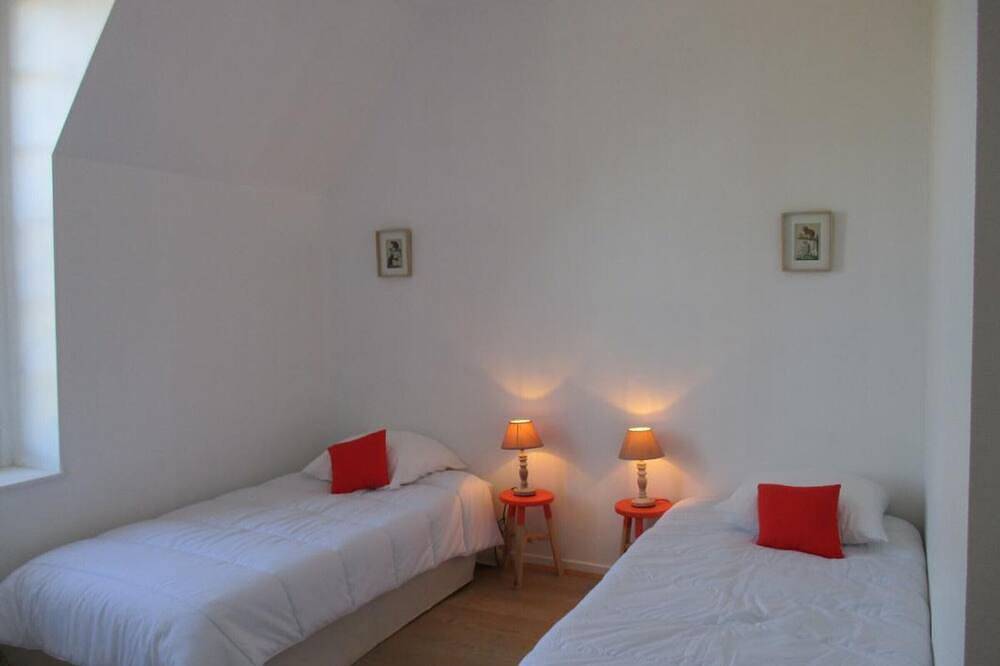 Gîte rénové au Château d'Avrilly, 3 chambres, animaux acceptés, wifi à Trévol in Trévol, Allier