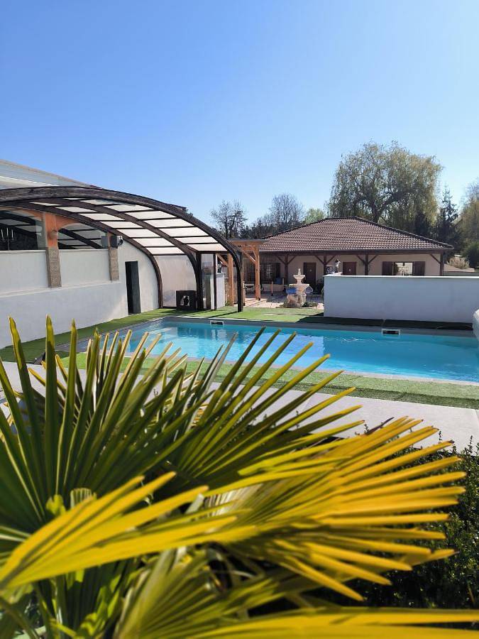 Hôtel pour 5 personnes, avec Terrasse et Jacuzzi ainsi que Jardin et Piscine à Lamarche-sur-Saône