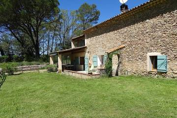 Gîte pour 7 personnes, avec jardin à Pontevès