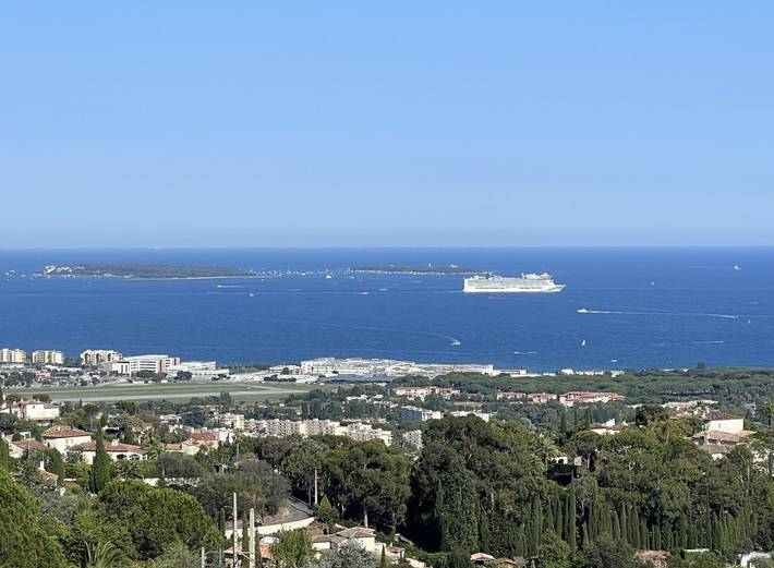 Chambre d’hôte pour 2 personnes, avec jacuzzi ainsi que jardin et piscine dans les Alpes maritimes