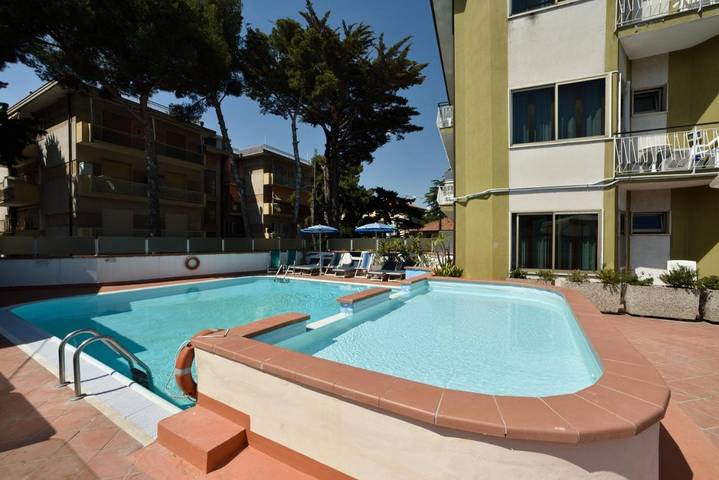 Hôtel pour 2 personnes, avec bassin pour enfant ainsi que piscine et jardin