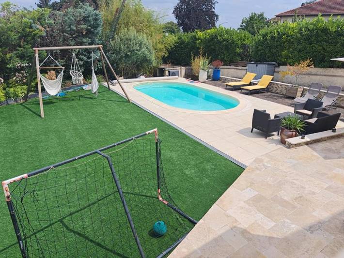 Appartement de vacances pour 4 personnes, avec vue ainsi que piscine et jardin