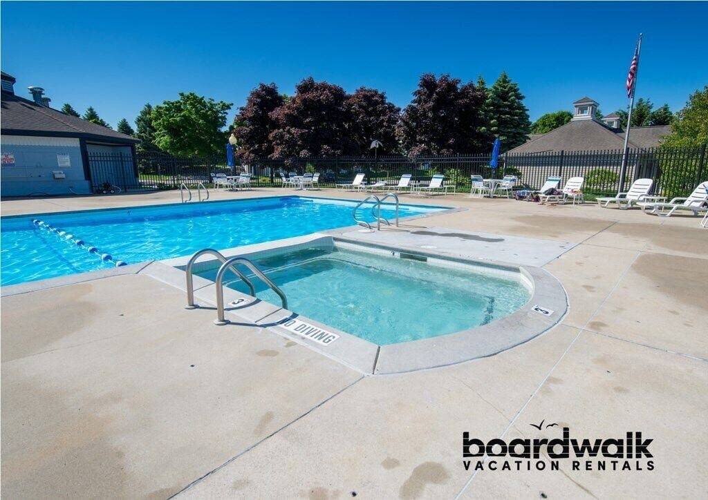 Ganze Wohnung, Neu für 2020 - Zweite Etage Lakeview Condo in Manistee, Manistee County