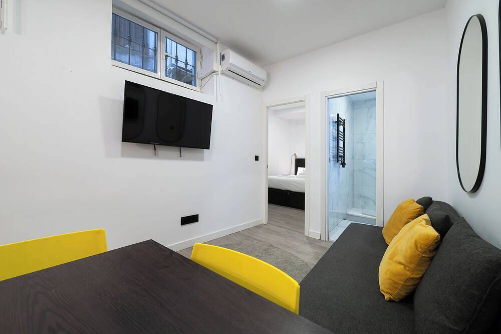 Entire apartment, Centrally located apartment 7 min from Puerta del Sol with A/C, Wifi in Centro (Madrid), Madrid