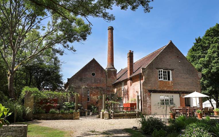 Villa for 12 people, with Terrace and Garden in New Forest