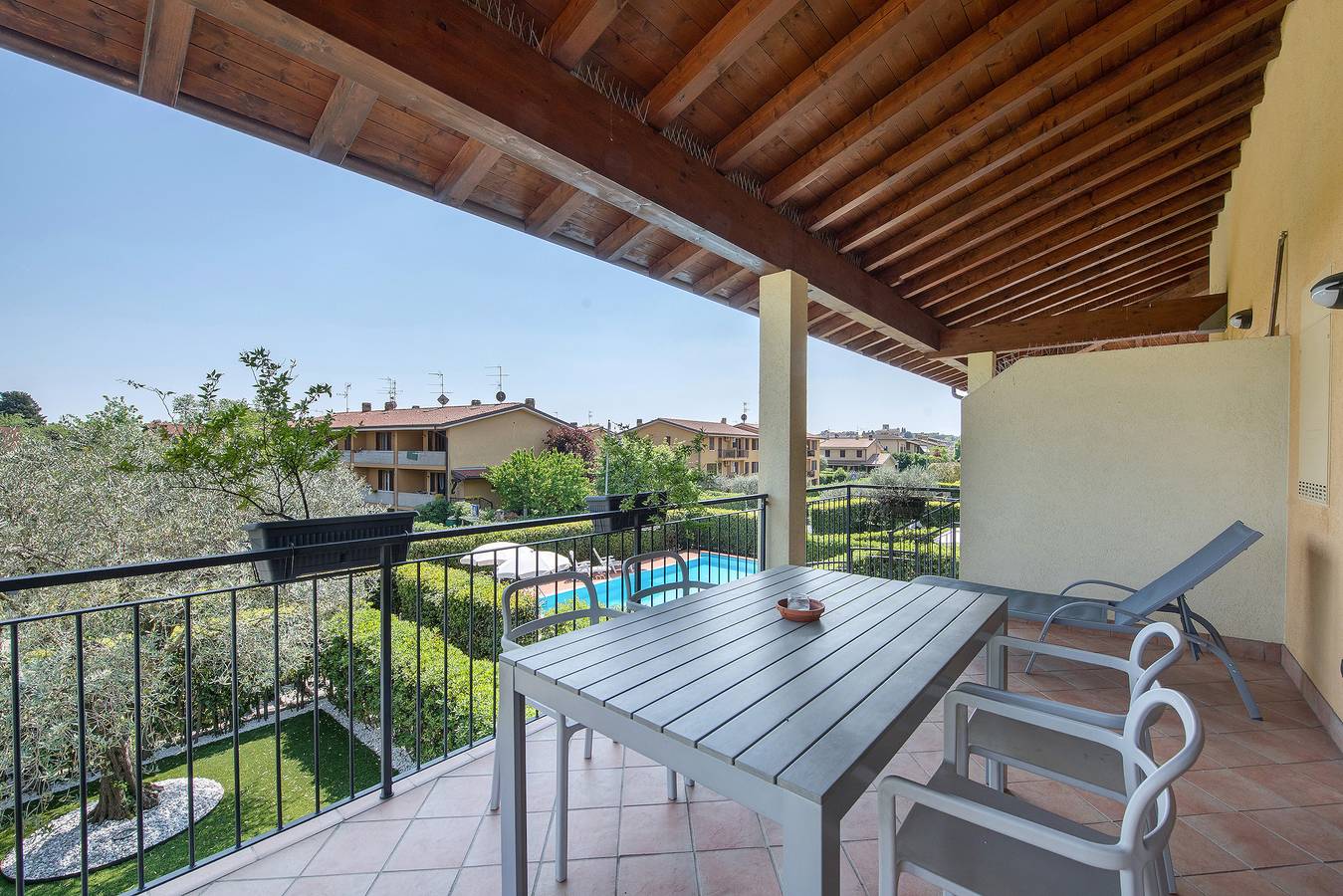 Ganze Wohnung, Ferienwohnung 'I Ciclamini 6' mit Gemeinschaftspool, Wi-Fi und Klimaanlage in Moniga del Garda, Gardasee-Berge