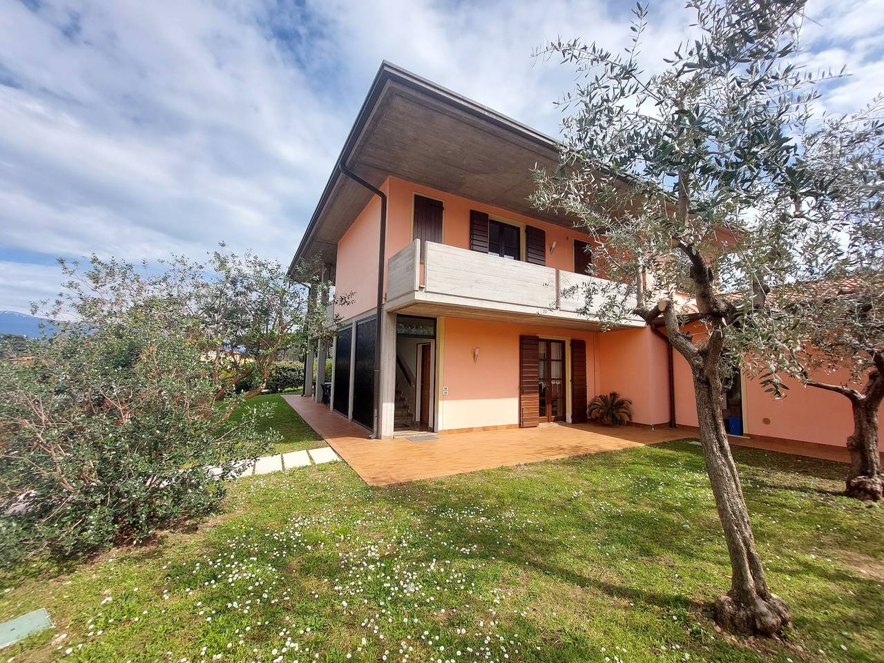 Spaziosa villa con vista mozzafiato in San Felice del Benaco, Prealpi Gardesane