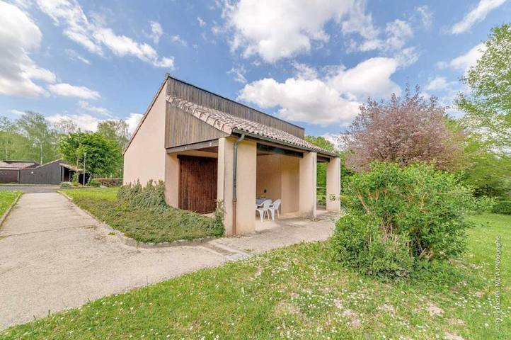 Gîte pour 5 personnes, avec piscine ainsi que terrasse et jardin dans Les Cars