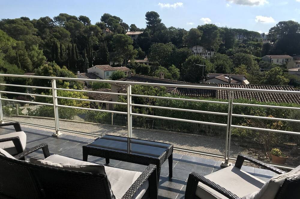 Magnificent Villa In Peace In The Private Pool andwith Retro Coast Of Cannes in Mougins, Cannes region