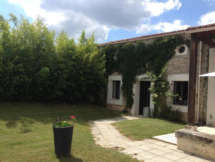 Hôtel pour 2 personnes, avec Balcon et Terrasse ainsi que Jardin et Piscine à Linars (Charente)