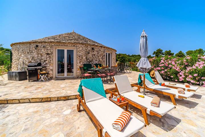 Villa für 6 Personen, mit Garten und Pool sowie Ausblick, mit Haustier auf Brac