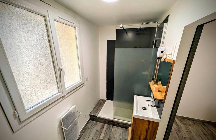 Gîte pour 4 personnes, avec vue ainsi que jardin et piscine à Istres - 2