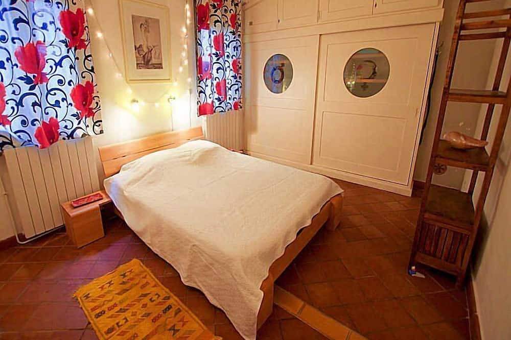 Vacation home in the Luberon in the heart of nature, private pool. in Saint-Martin-de-Castillon, Regionaler Naturpark Luberon