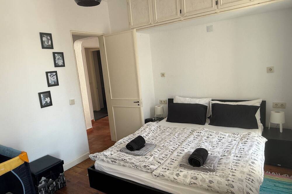 Algarve Outstanding Villa\n50 m to beach / restaurants. 7 bedrooms. 20 min golf in Praia da Rocha, Portimão