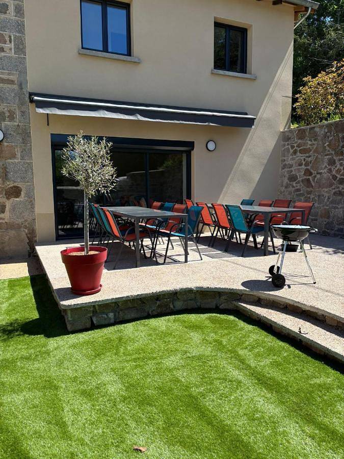 Location de vacances pour 15 personnes, avec vue et terrasse à Chambost-Longessaigne - 4