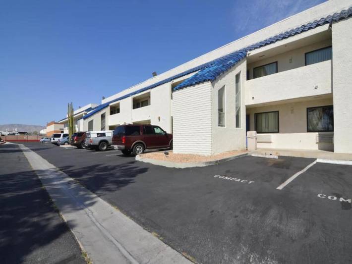 Apartamento entero, 2 camas matrimoniales | Adaptado para personas con discapacidad / Bañera / Mini refrigerador in Palm Springs, Coachella Valley