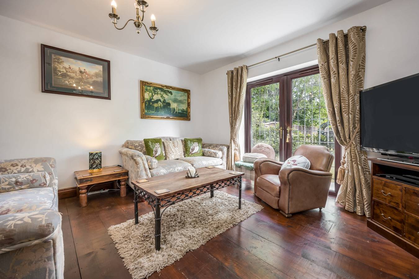 The Willows - Woodland Cottage with Log Burner in Christchurch, Dorset