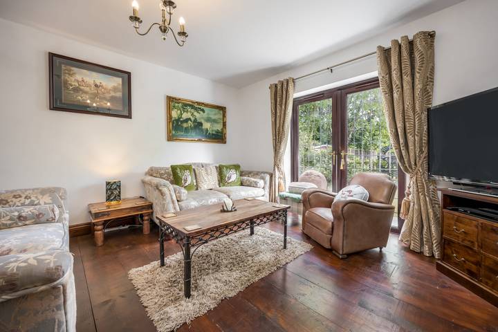The Willows - Woodland Cottage with Log Burner in Christchurch, Dorset