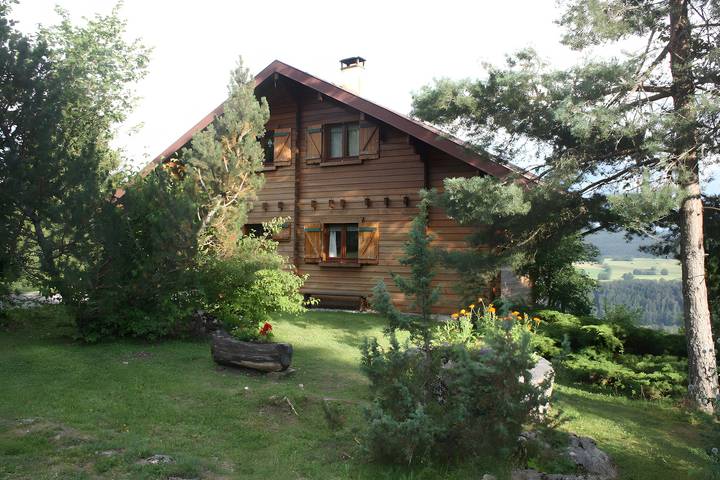 Chalet « Le Cocon » : vue montagne, terrasse privée et Wi-Fi in Foncine-le-Haut, Parc naturel régional du Haut-Jura