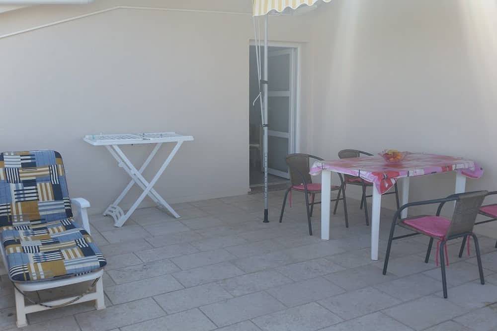 Ganze Wohnung, 1-Zimmer-Ferienwohnung mit Terrasse und Meerblick Kolan, Pag in Kolan, Kolan (Kroatische Adria)