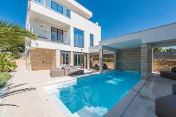Ferienhaus für 10 Personen, mit Balkon und Whirlpool sowie Garten und Sauna in Vrsi