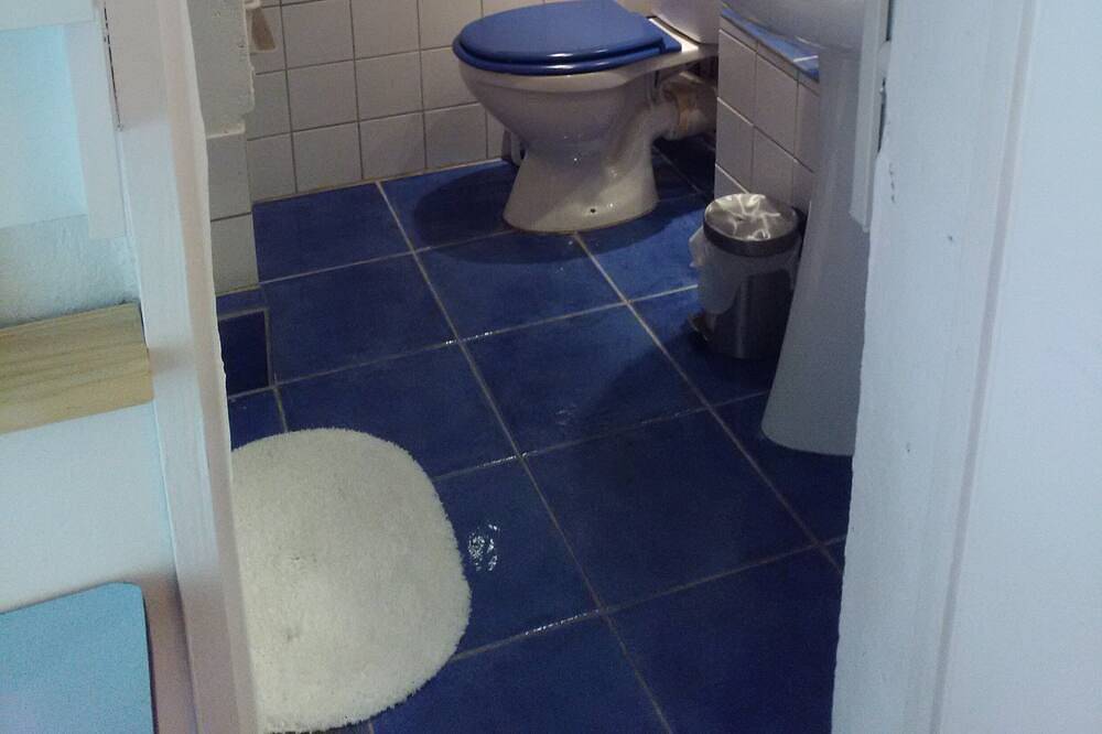 Chambre indépendante avec sa salle de bain privée, dans un jardin près d'Avignon in Les Angles (Gard), Région de Nîmes
