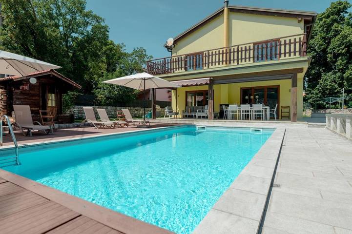 Villa per 13 persone, con Balcone e Terrazza nonché Giardino e Piscina in Carso