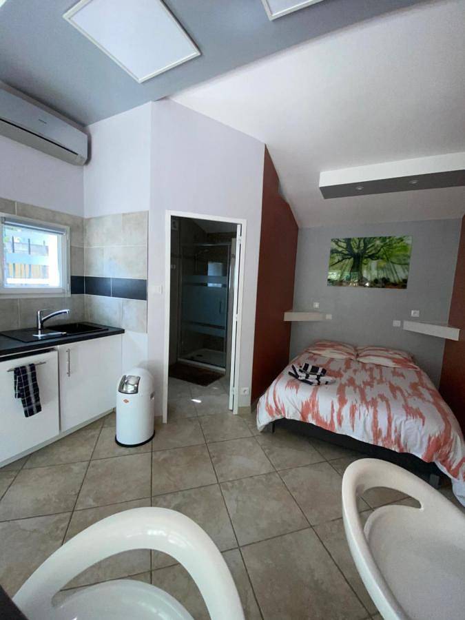 Gîte pour 2 personnes, avec terrasse et piscine à Nans-les-Pins