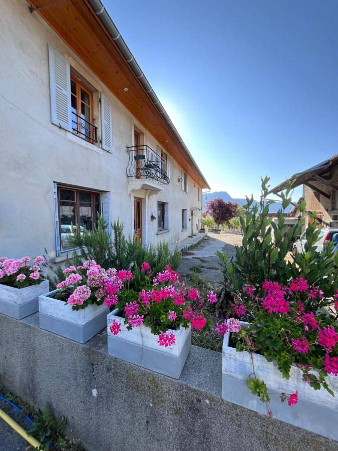 Chambre d’hôte pour 4 personnes, avec Terrasse et Jardin ainsi que Piscine et Vue à Contrevoz