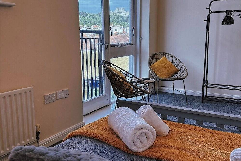 The Dover House with river and Castle views in Dover, Kent